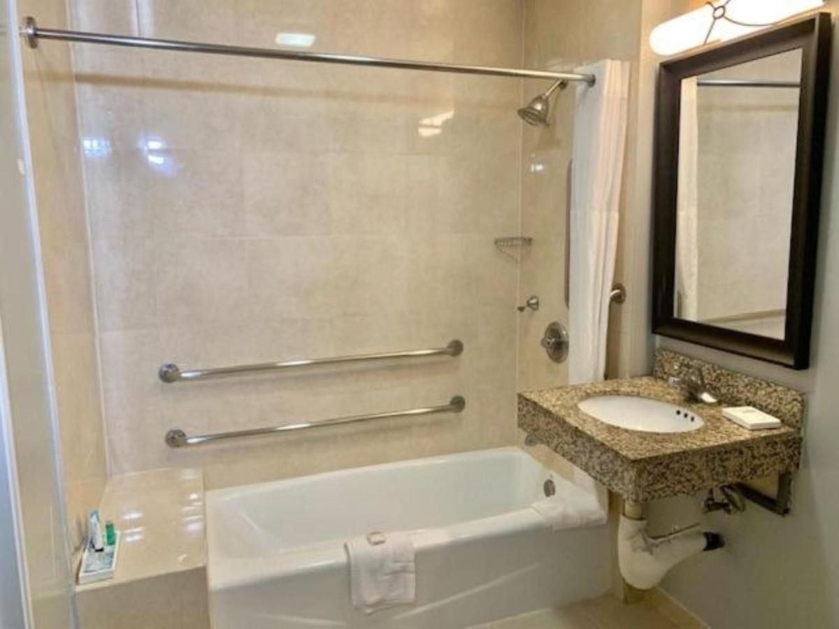 Standardzimmer mit 1 Queensize-Bett und barrierefreier Badewanne – Nichtraucher