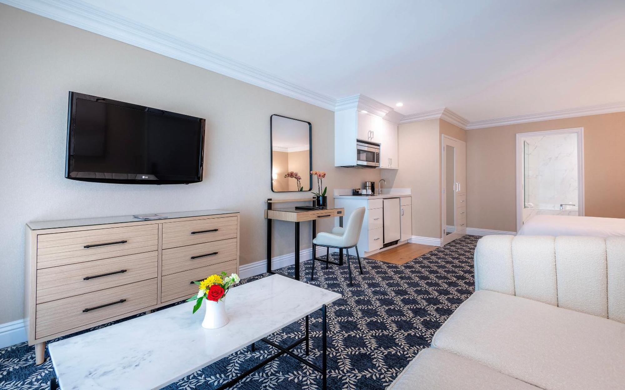 Queen Junior Suite