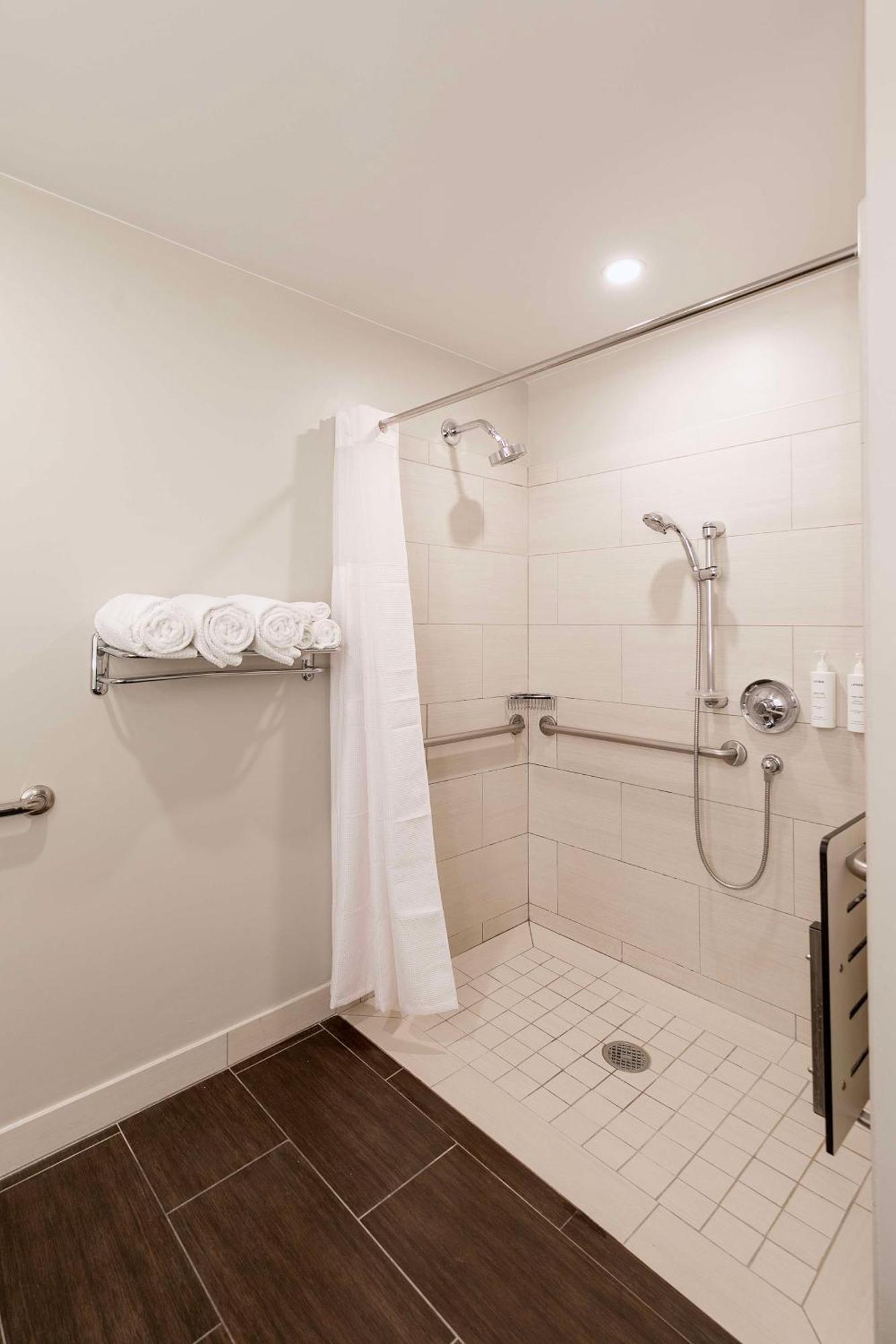 Quarto King com Cabine de Duche - Acessível a Pessoas com Mobilidade ou Audição Condicionadas