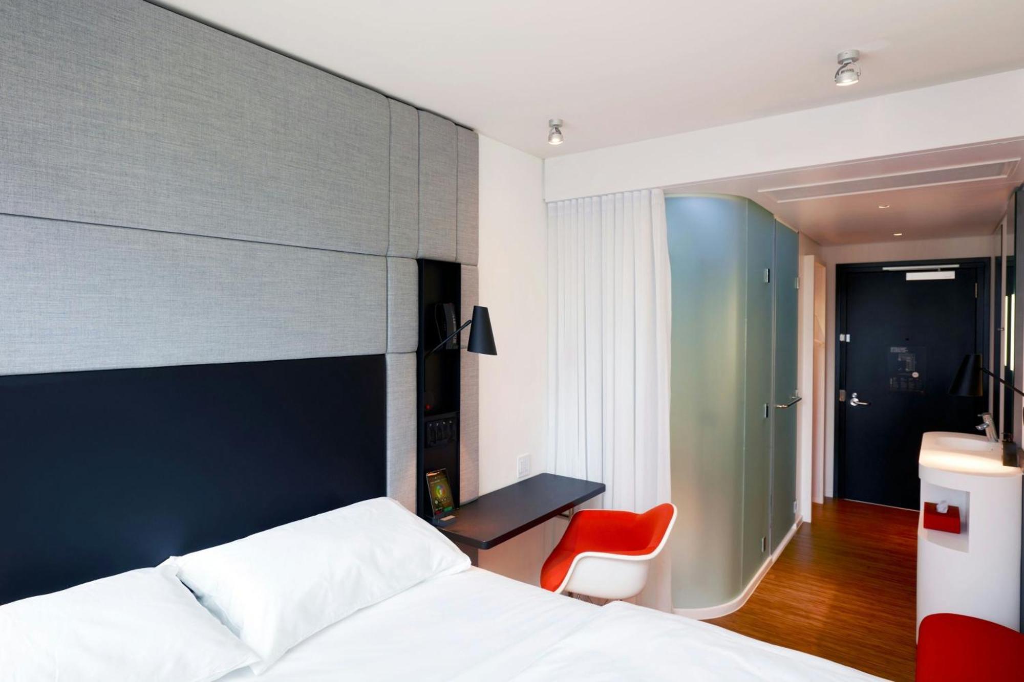 Zimmer mit Kingsize-Bett und Premium-Blick