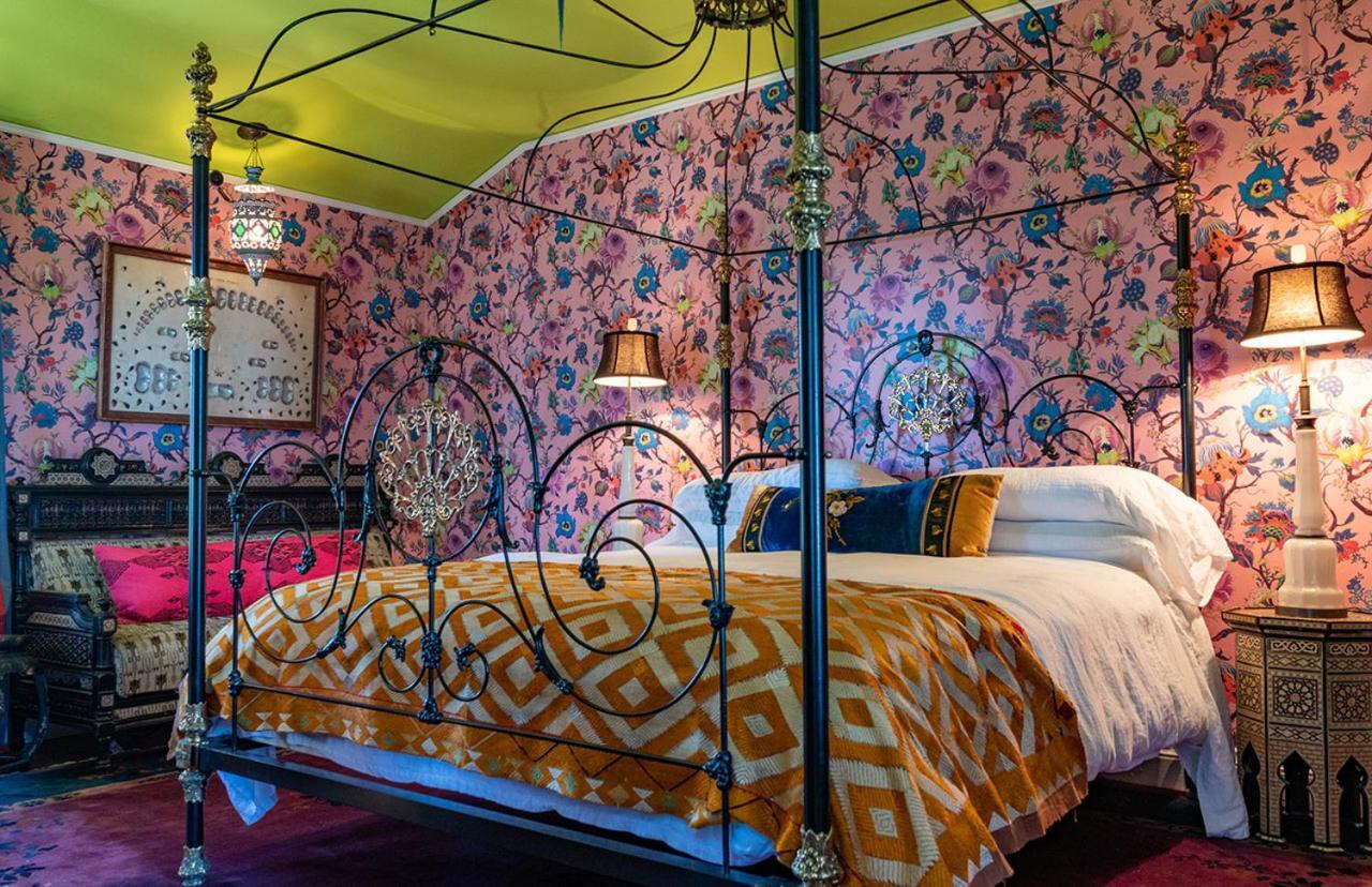 Zimmer mit Kingsize-Bett und Gartenblick.