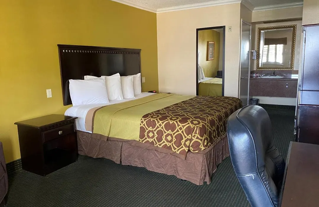 Travelodge By Wyndham Chatsworth-1
